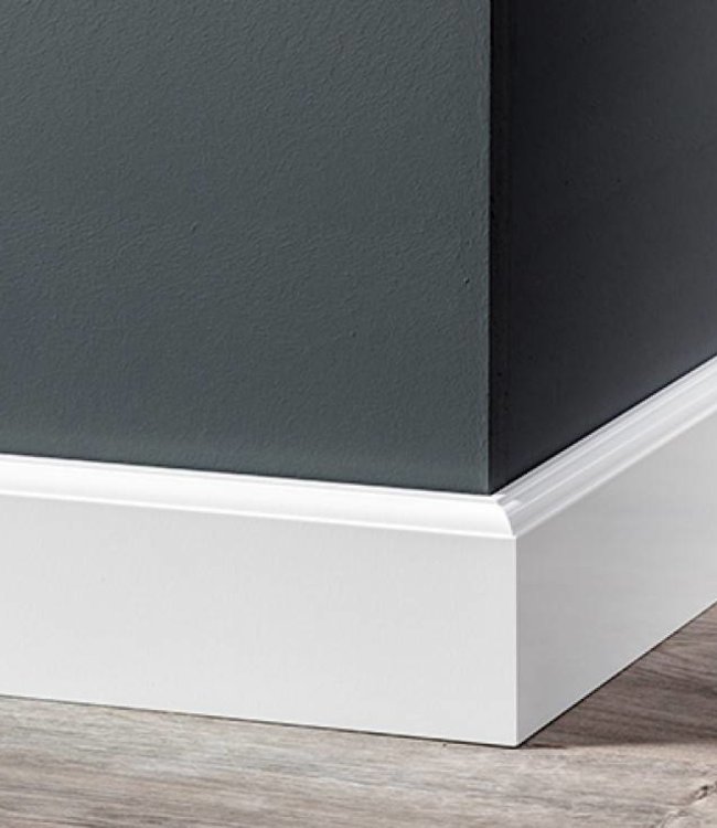 Eigentijdse plint RAL 9010 gelakt