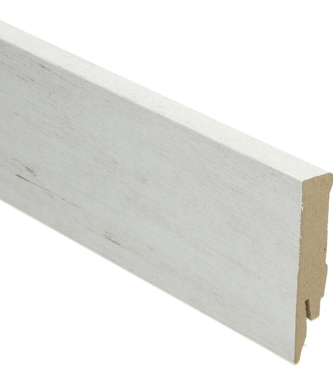 Rechte hoge plint geloogd grenen sneeuw