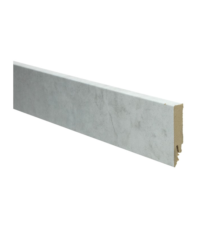 Rechte hoge plint beton wit
