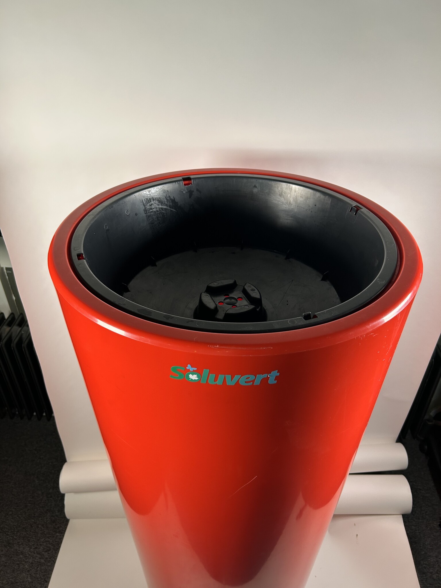 Soluvert Regenton rood met bloembak 350L - tweede kansje
