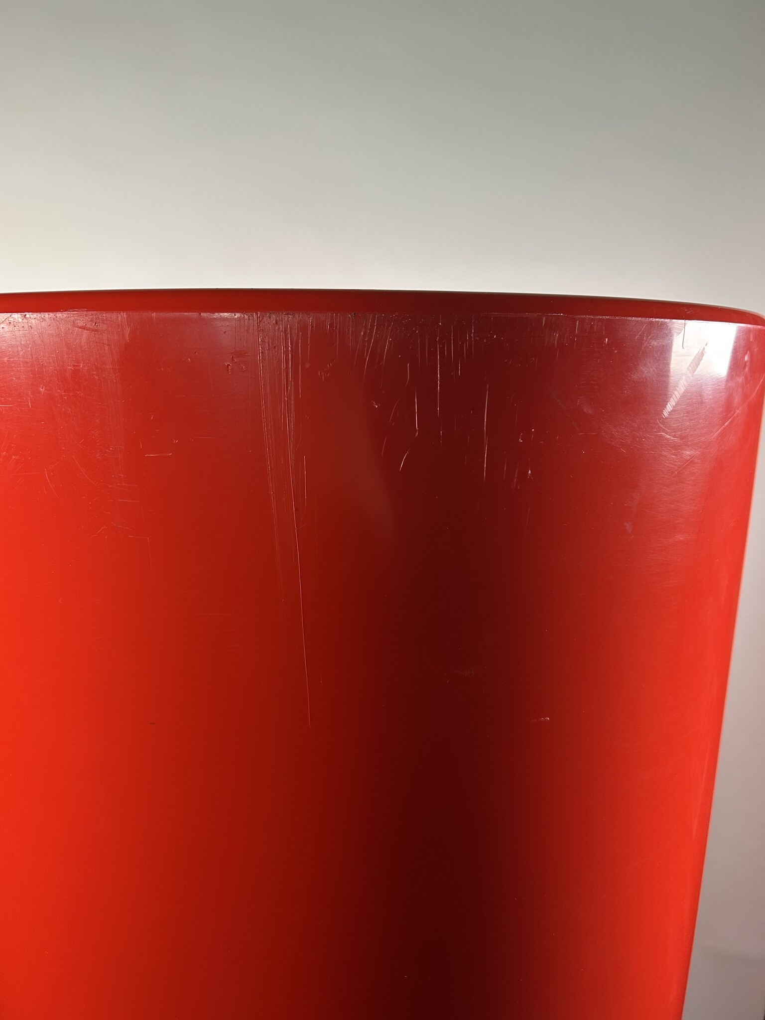 Soluvert Regenton rood met bloembak 350L - tweede kansje