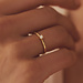 Isabel Bernard De la Paix Christine anel de ouro de 14 quilates com diamante 0.10 carat