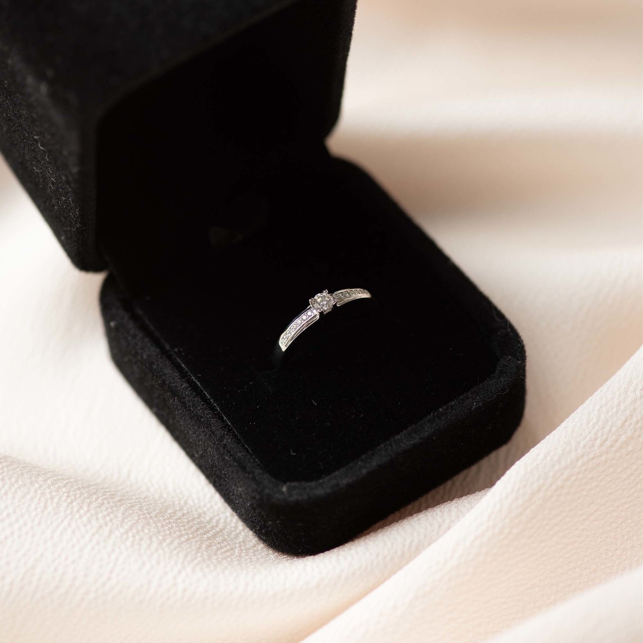 Isabel Bernard De la Paix Madeline 14 karat white gold ring with diamond 0.20 carat