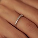 Isabel Bernard De la Paix Madeline anel de ouro branco de 14 quilates com diamante 0.14 carat