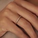 Isabel Bernard De la Paix Madeline anel de ouro de 14 quilates com diamante 0.14 carat
