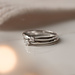 Isabel Bernard De la Paix Sybil anillo de oro blanco de 14 quilates con diamante 0.10 carat