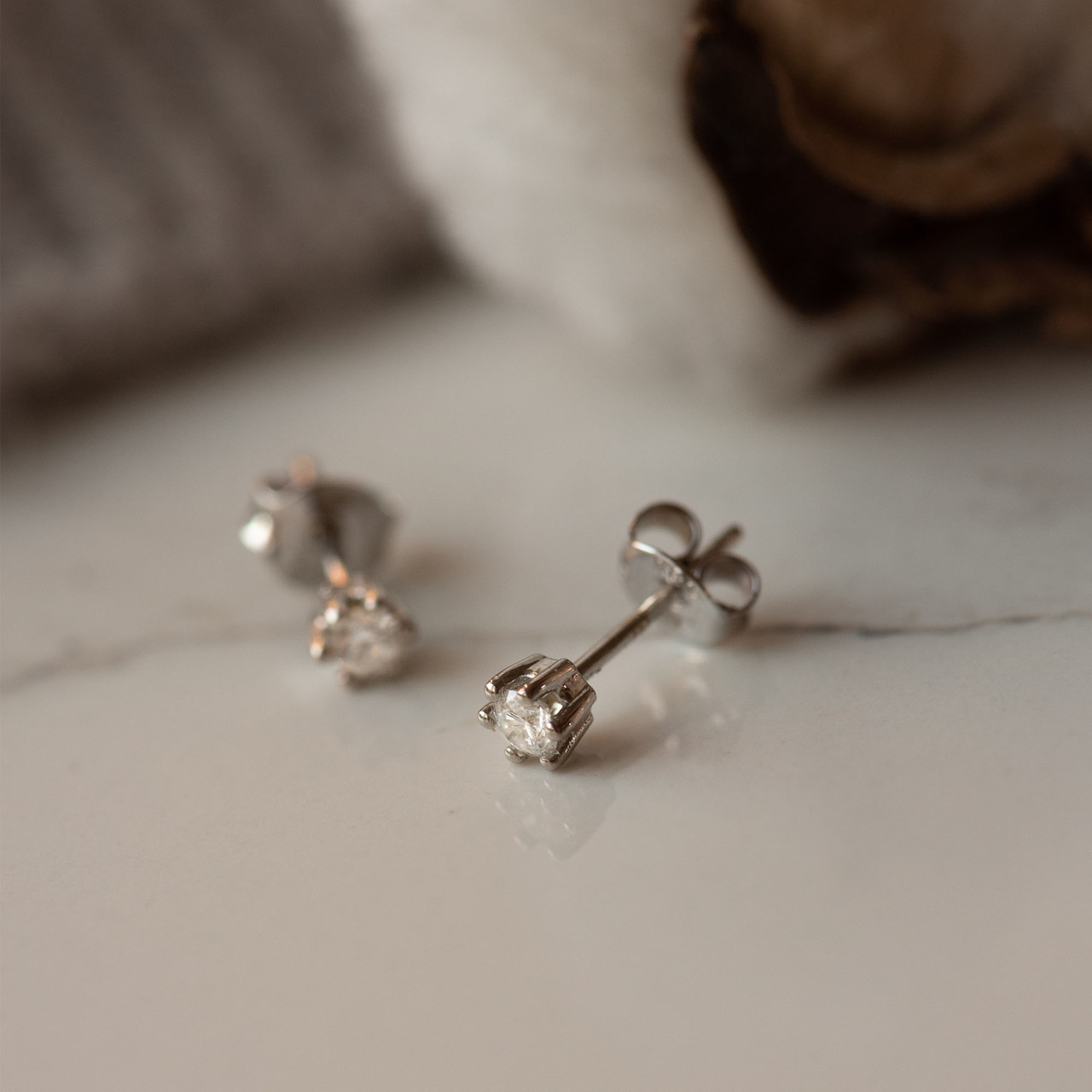 Isabel Bernard De la Paix Emily 14 karat white gold ear studs with diamond 0.10 carat