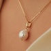 Isabel Bernard Belleville Luna charme en or 14 carats avec perle d'eau douce