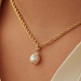 Isabel Bernard Belleville Luna charm in oro 14 carati con perla d'acqua dolce