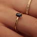 Isabel Bernard Baguette Nila 14 karaat gouden ring met blauwe zirkonia steen