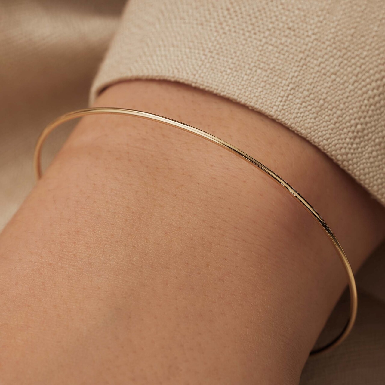 Isabel Bernard 14 karat gold bangle IB320109