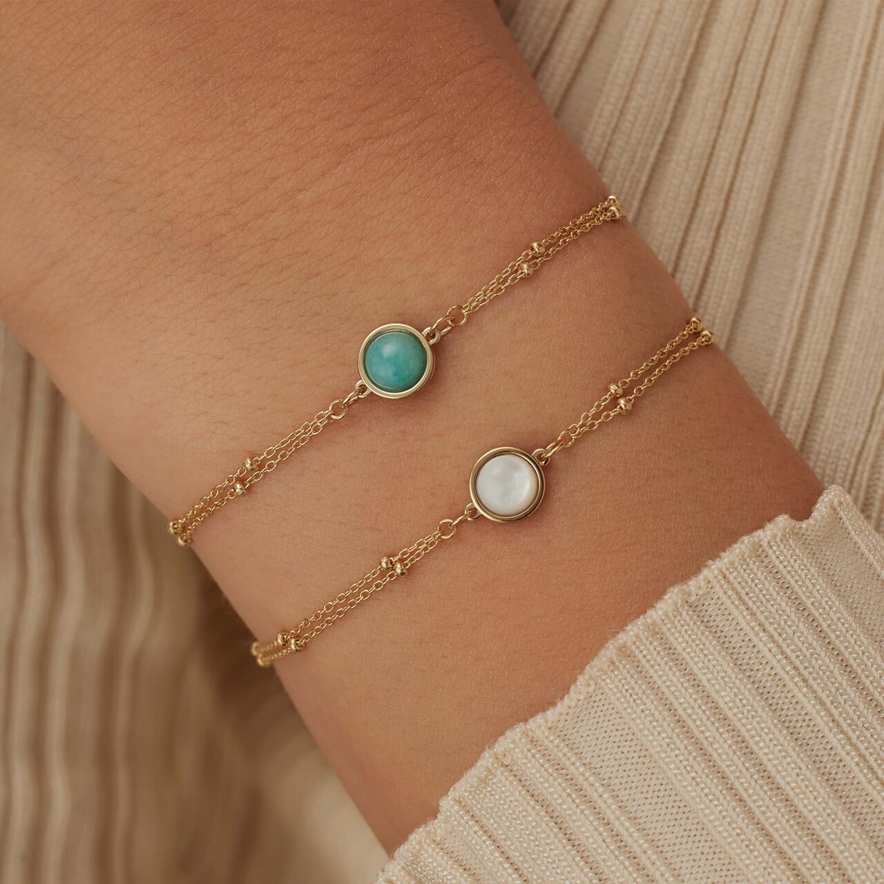 Isabel Bernard Belleville Marguerite 14 karat gold bracelet with mother of pearl gemstone