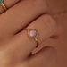 Isabel Bernard Belleville Adora anel de ouro de 14 quilates com pedra preciosa de quartzo rosa
