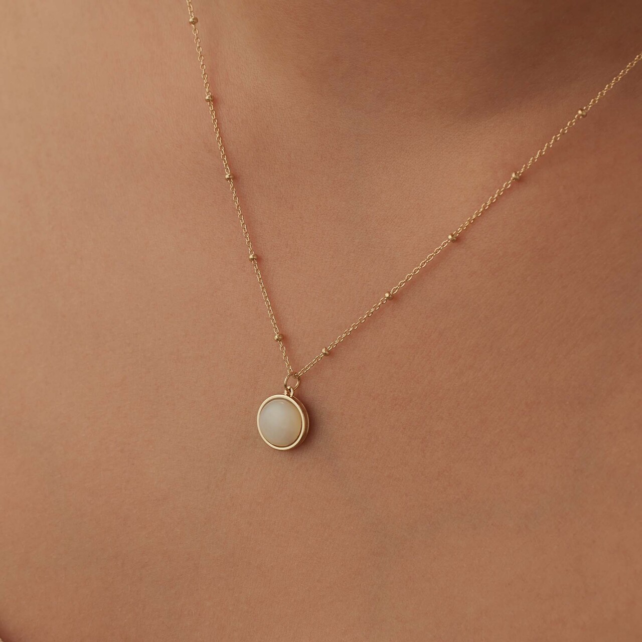 Isabel Bernard Belleville Marguerite 14 karat gold necklace with mother of pearl gemstone