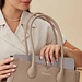 Isabel Bernard Cadeau d'Isabel taupe leren handtas en portemonnee giftset