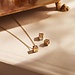 Isabel Bernard Le Marais Felie charm inicial cubo de oro de 14 quilates con letra