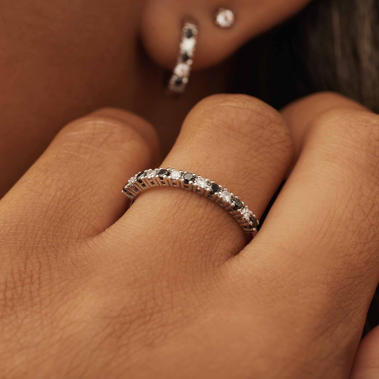 Isabel Bernard De la Paix Feline 14 karat white gold ring with black and white diamonds 0.20 carat