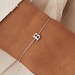 Isabel Bernard Saint Germain Rachel bracelet initiale en or blanc 14 carats avec lettre