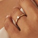 Isabel Bernard De la Paix Sybil anel de ouro de 14 quilates com diamante 0.10 carat