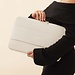 Isabel Bernard Honoré Caress creme læder laptop sleeve lavet af kalveskind