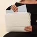 Isabel Bernard Honoré Caress creme læder laptop sleeve lavet af kalveskind