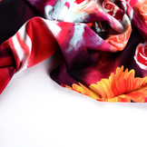 100% Viskose Digital Printed Gerbera und Rose Red