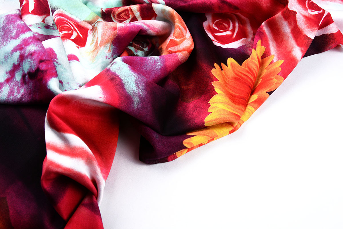 100% Viskose Digital Printed Gerbera und Rose Red
