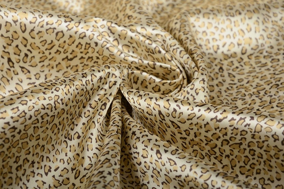 Polyester-Satin Pantherdruck Gold