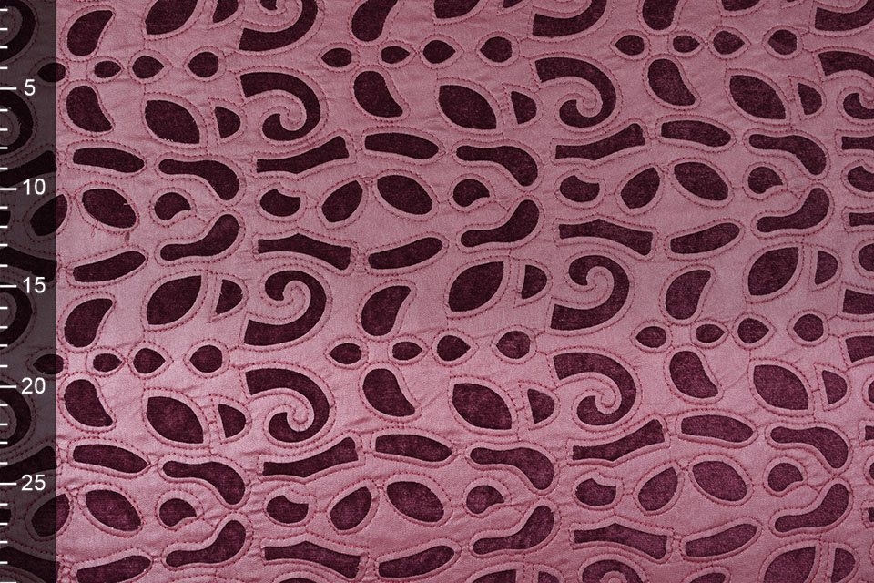 Genähter Mattlack auf Velours Rot