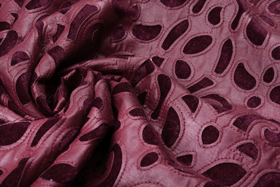 Genähter Mattlack auf Velours Rot