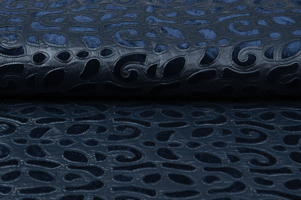 Genähter Mattlack auf Velours Blau