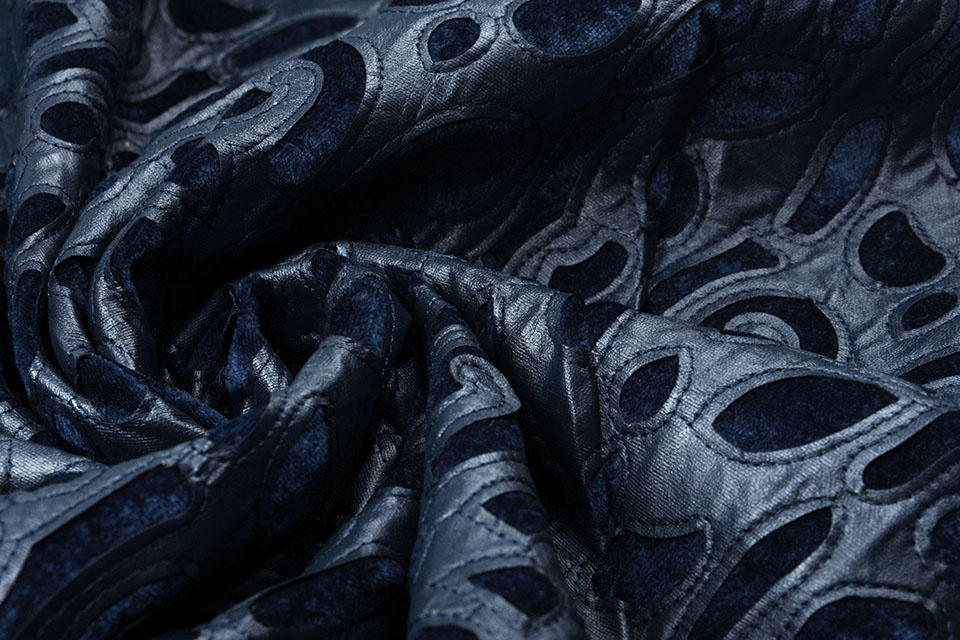 Genähter Mattlack auf Velours Blau