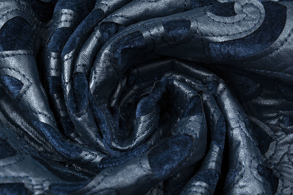 Genähter Mattlack auf Velours Blau