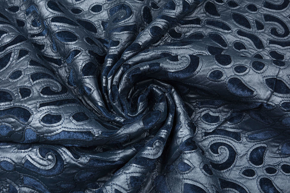 Genähter Mattlack auf Velours Blau
