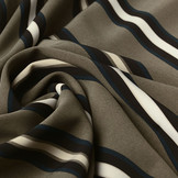 Crepe Bedrukt Lizzy Strepen Army Taupe