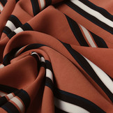 Crepe Bedrukt Lizzy Strepen Oranje Brique