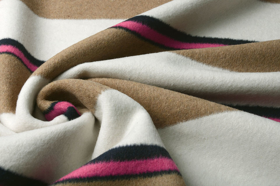 Gestrickter Wollstoff Streifen Mokka Creme