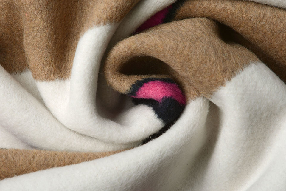 Gestrickter Wollstoff Streifen Mokka Creme
