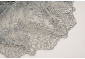 Mesh Geborduurd Mary Glitter met Parel Zilver