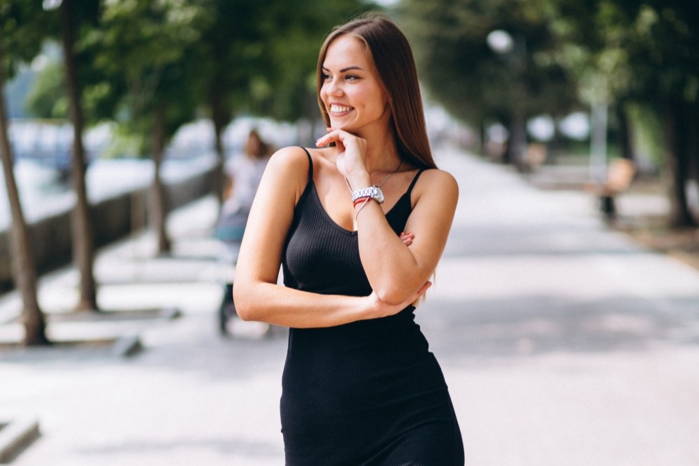 Lachende vrouw in een zwarte jurk