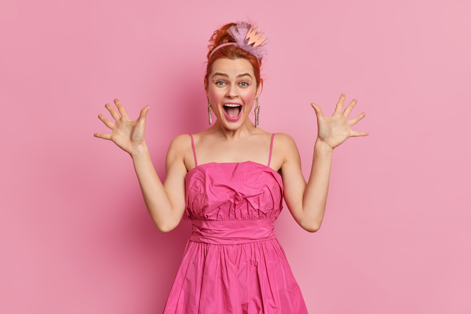 Lachende vrouw in een mooie roze jurk