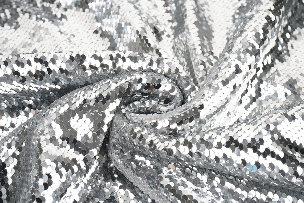 Paillettenstoff Silber auf Weiß Satin