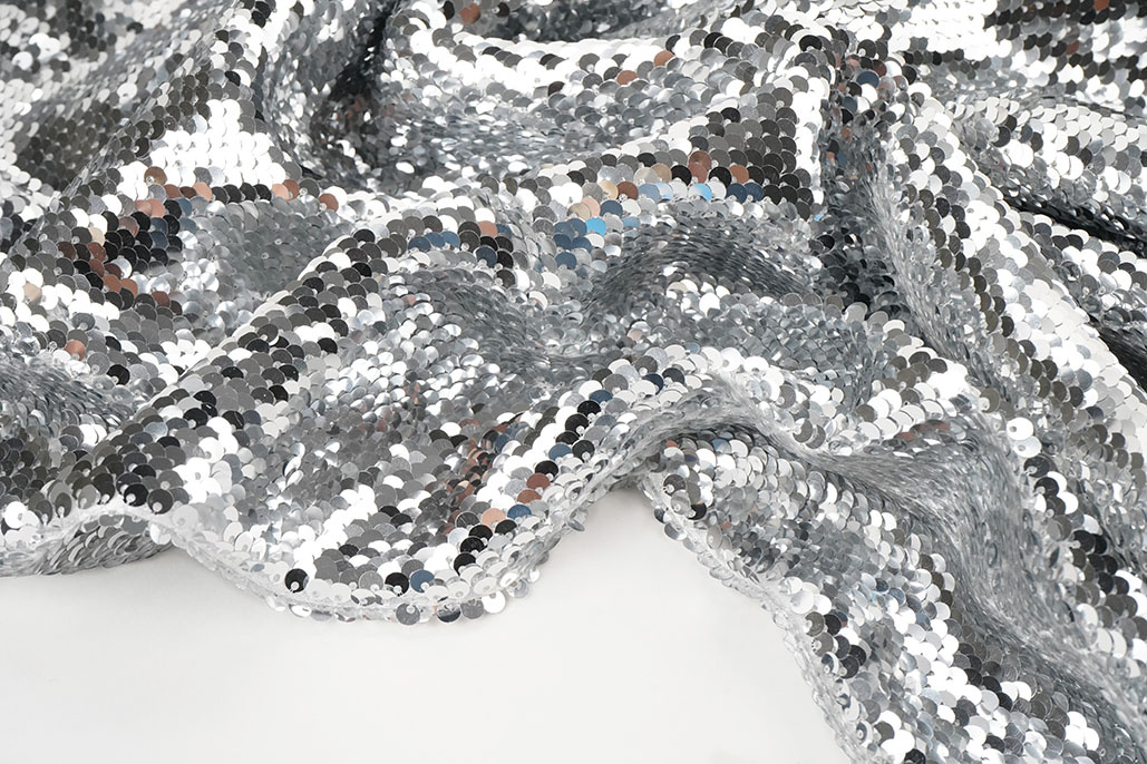 Paillettenstoff Silber auf Weiß Satin
