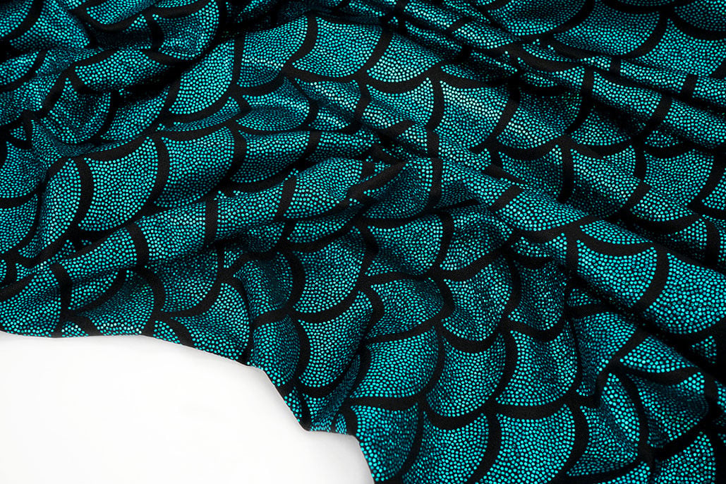 Lamé Mermaid Fantasy Aqua auf Schwarz