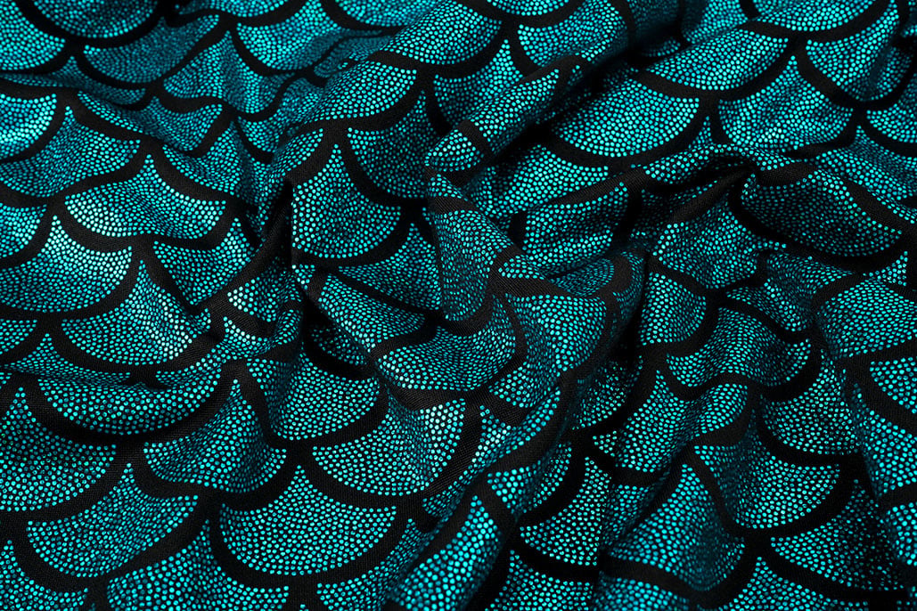 Lamé Mermaid Fantasy Aqua auf Schwarz