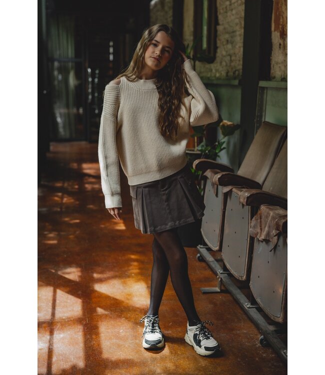 Knitted jumper keyholes