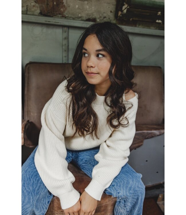 Knitted jumper keyholes