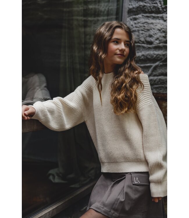 Knitted jumper keyholes