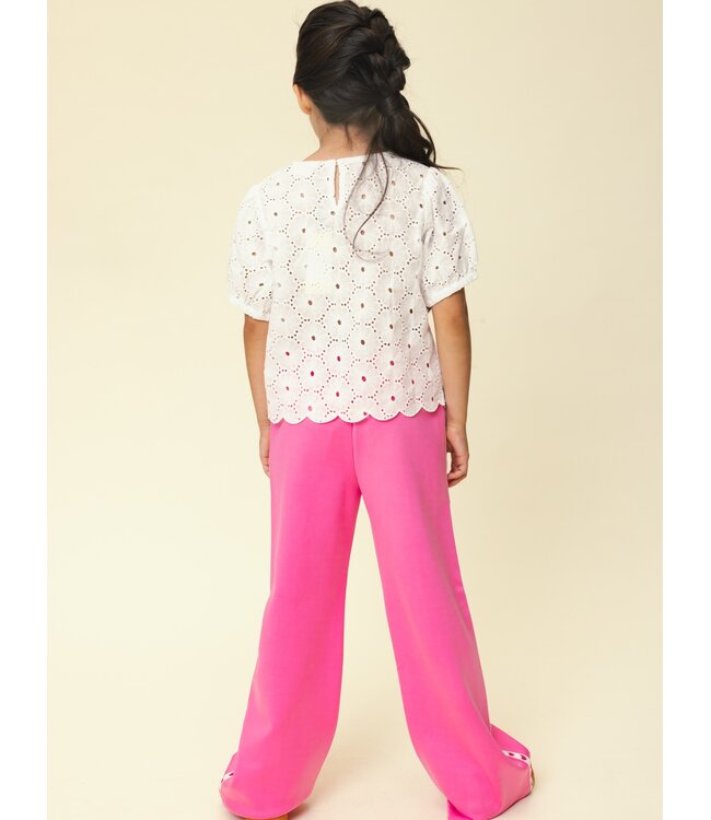 Weiße Bluse mit Lochstickerei