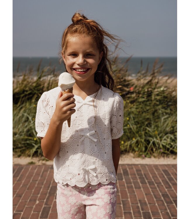 Weiße Bluse mit Lochstickerei